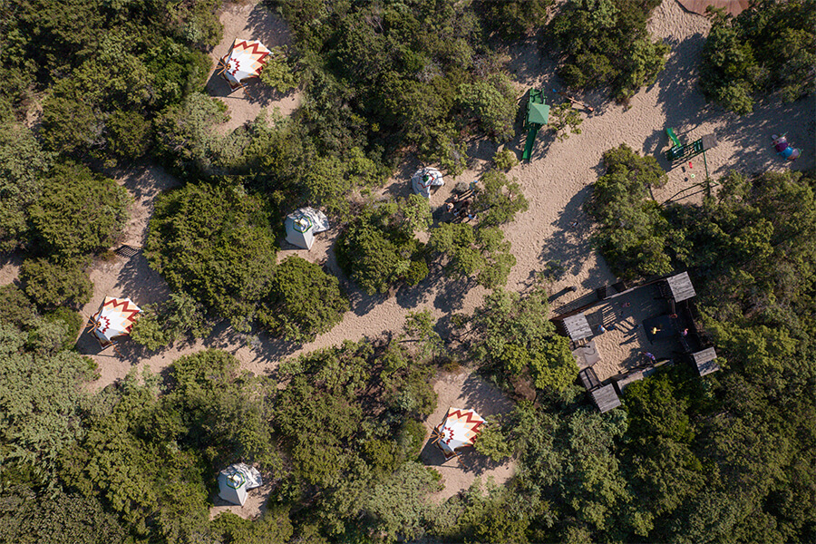 Un mondo nel verde per giocare e immaginare Resort & SPA Le Dune: yoga tra i ginepri secolari