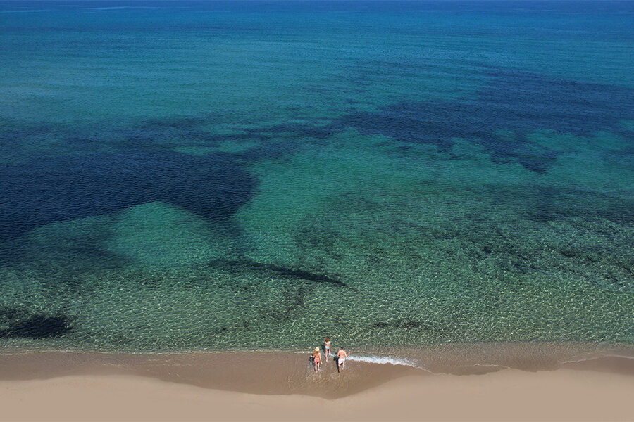 Spiaggia di Li Junchi. Bagni, passeggiate e momenti di relax Resort & SPA Le Dune, tra ginepri e dune di sabbia