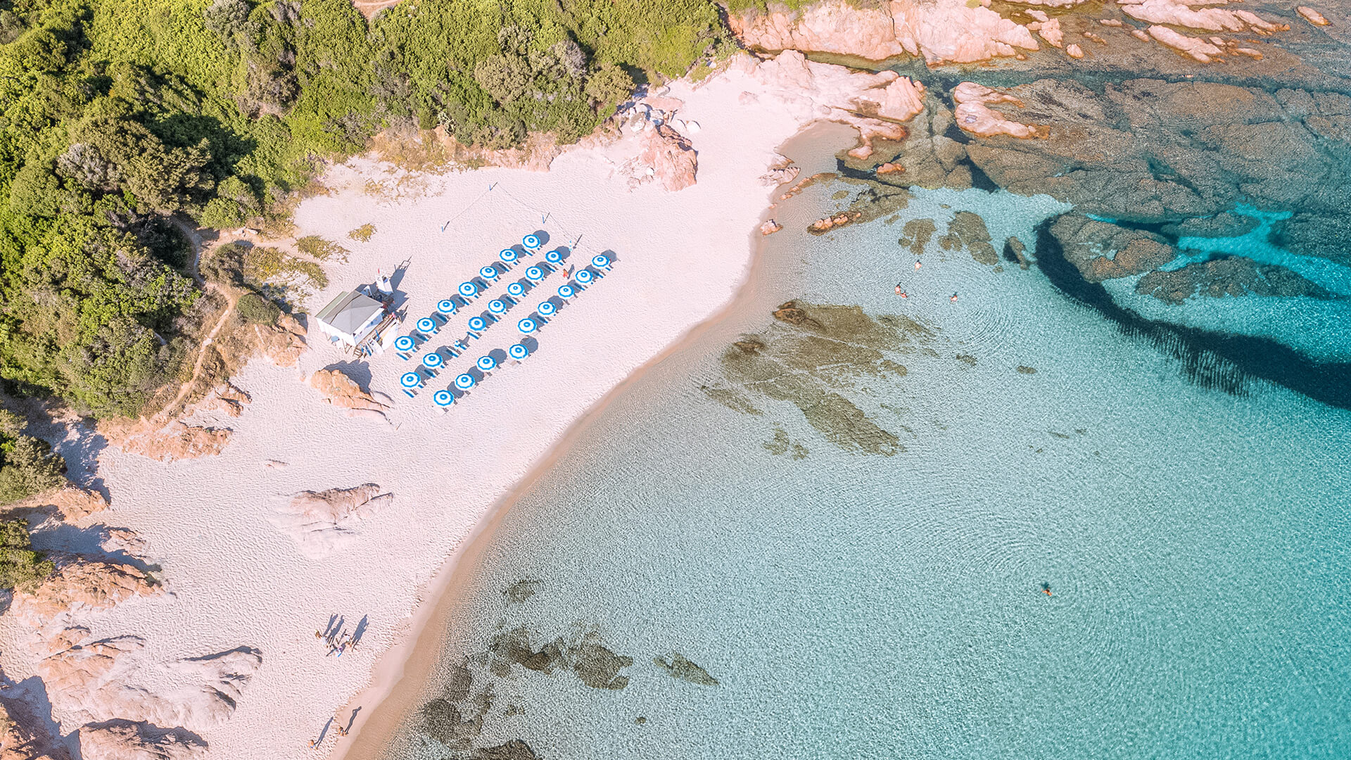 Hotel Marinedda Thalasso & SPA, il 5 stelle Delphina dedicato alle coppie ed alle famiglie che amano il fascino ancora selvaggio e incontaminato della Costa Rossa.