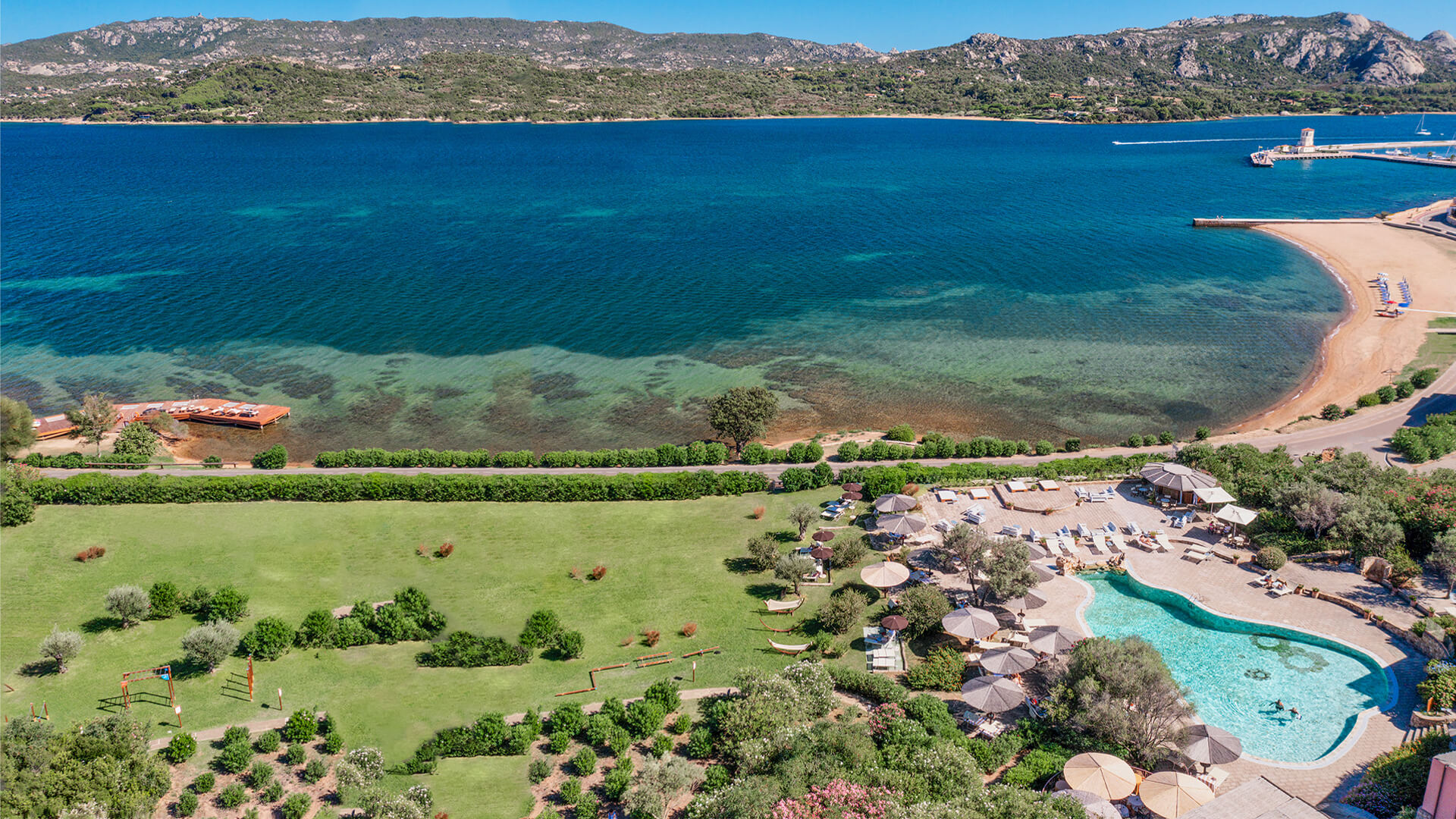 Resort Cala di Falco, un resort adatto a tutte le esigenze grazie alla formula hotel, residence e prestigiose ville