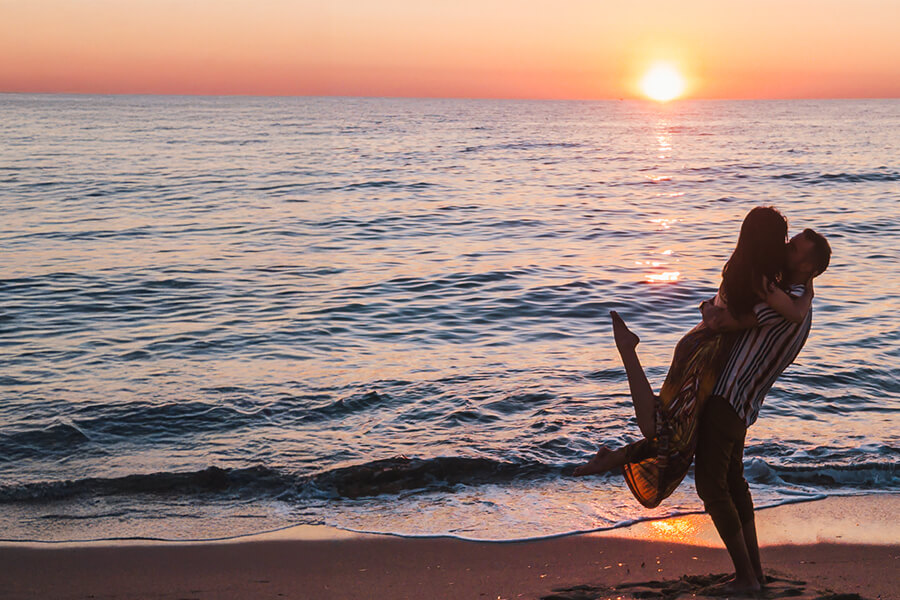 Una serata tutta per voi. Sotto le luci di un tramonto sul mare
